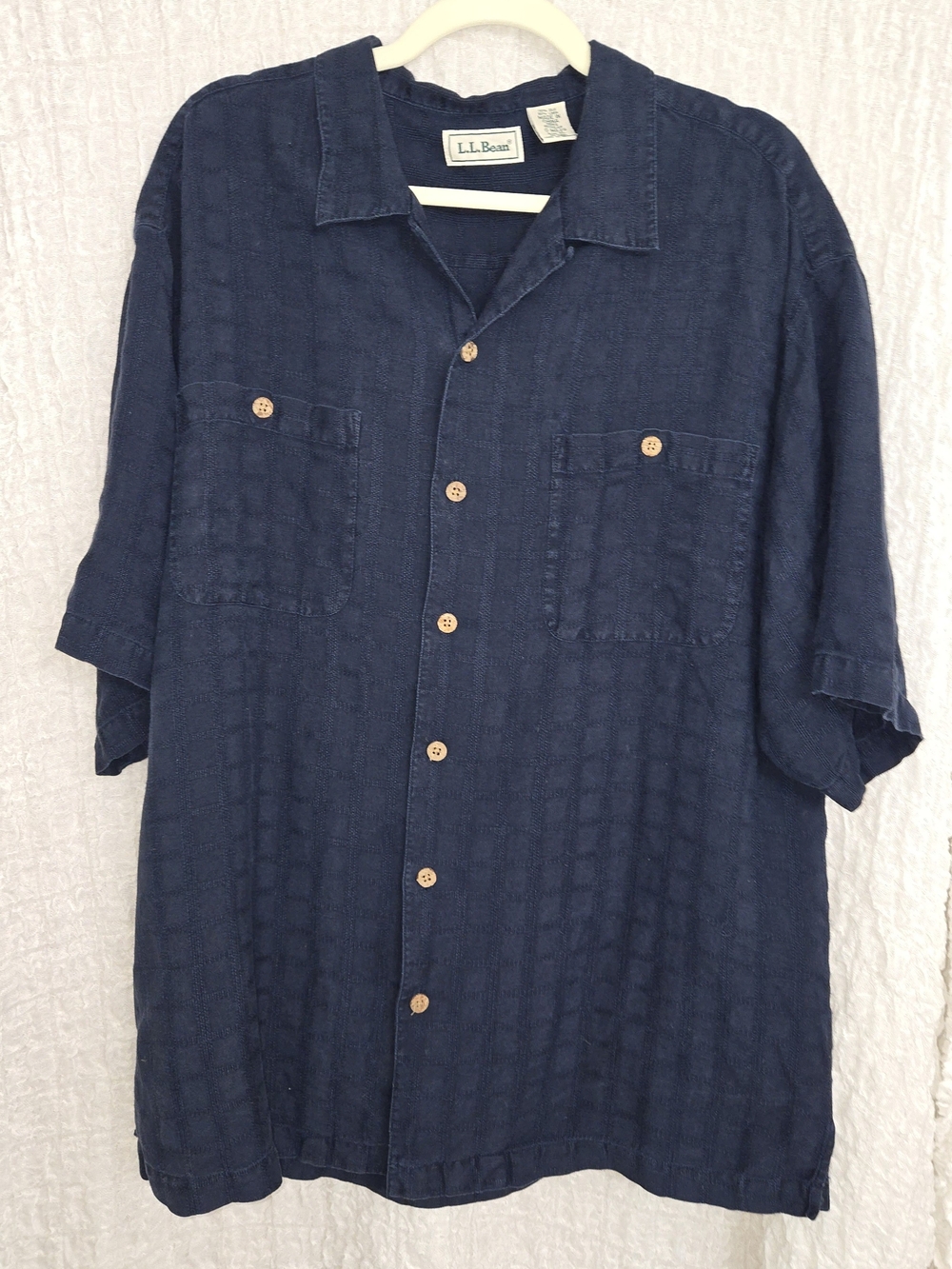 L.L.Bean Men's Size XL Navy Short Sleeve Button-Up Shirt. Silk/Linen Blend